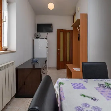 1 Bedroom Cozy Apartment In Pula *