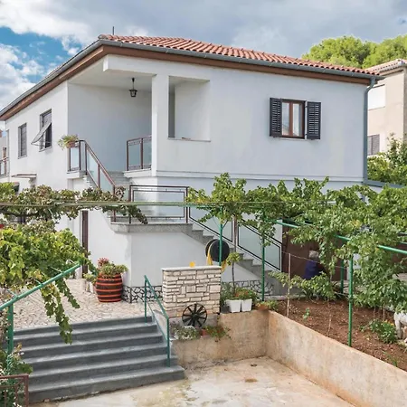 1 Bedroom Cozy Apartment In Pula