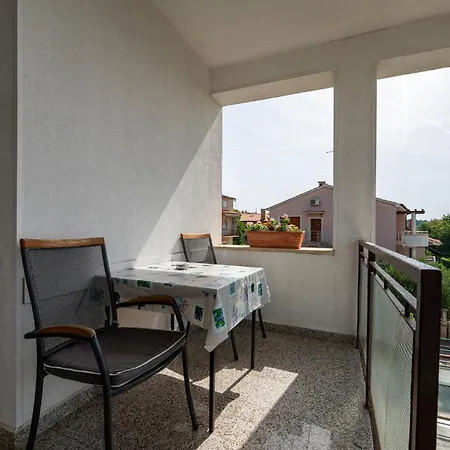 1 Bedroom Cozy Apartment In Pula Apartment *