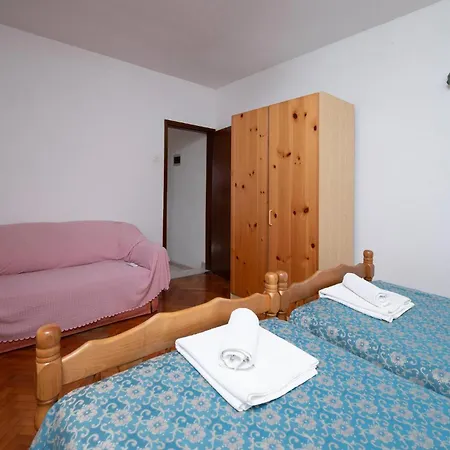Apartment 1 Bedroom Cozy Apartment In Pula Pula